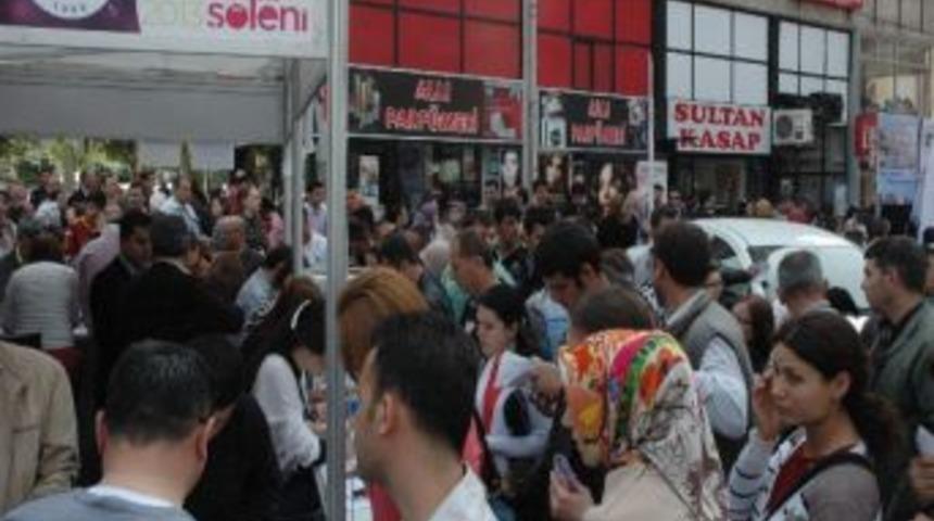 Manisa'da Alışveriş Ş&ouml;leni Stantlarına Son G&uuml;n Kala Yoğun İlgi