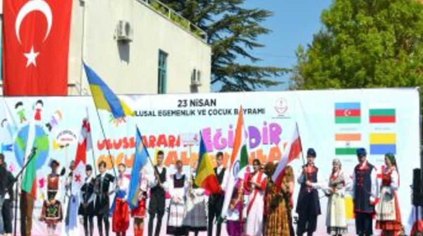 8 &Uuml;lkeden 300 &Ouml;ğrenci 23 Nisan'ı Eğirdir'de Kutladı
