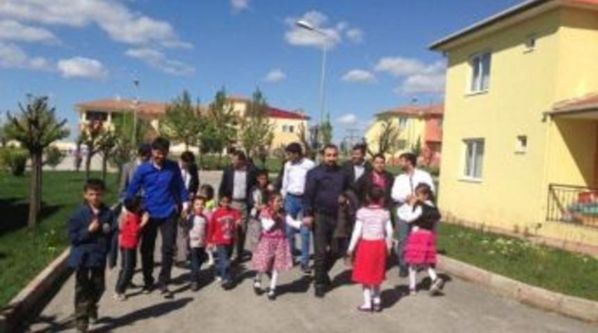 Ak Parti Gen&ccedil;lik Kolları Yuva &Ccedil;ocuklarını Ziyaret Etti