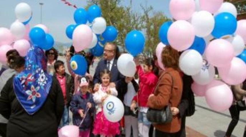 Başkandan &Ccedil;ocuklara Balon Jesti