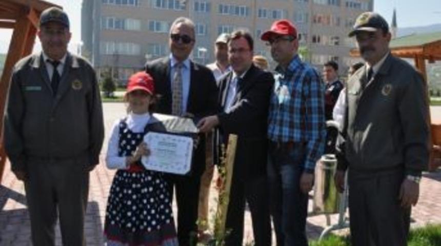 Kent Konseyi &Ccedil;ocuk Meclisi &Uuml;yeleri Kamp&uuml;s Alanına Fidan Diktiler