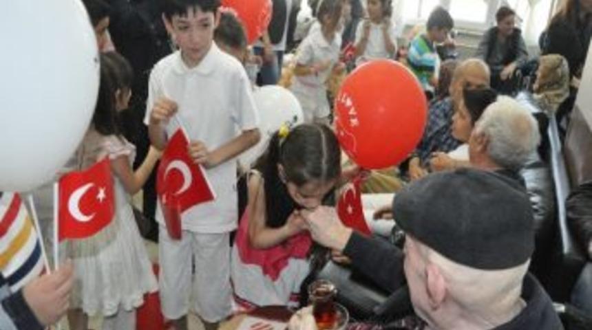 23 Nisan'ı Yaşlılarla Kutladılar