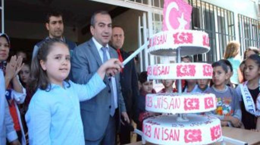 TBMM'nin Kuruluş Yıl D&ouml;n&uuml;m&uuml;n&uuml; Yaş Pasta Ile Kutladılar
