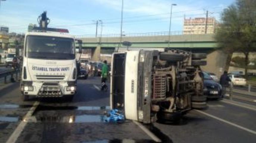 Otomobilin &Ccedil;arptığı Kamyonet Yola Devrildi