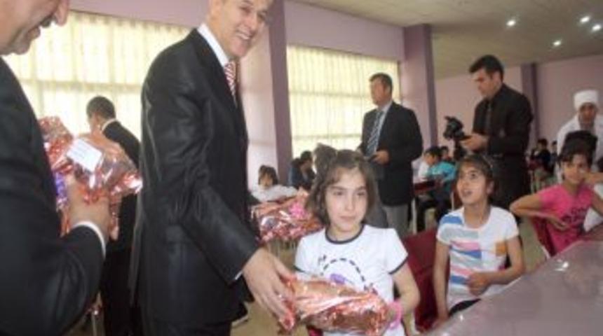 Tokat Valisi Taşkesen Yurtlarda Kalan &Ccedil;ocukları Unutmadı