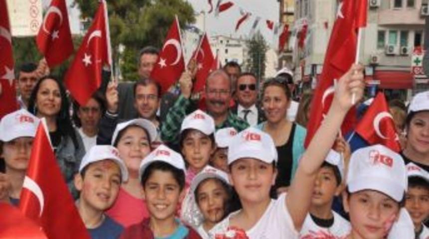 Kuşadası&rsquo;nda &Ccedil;ocuklar Ulusal Egemenlik İ&ccedil;in Y&uuml;r&uuml;d&uuml;