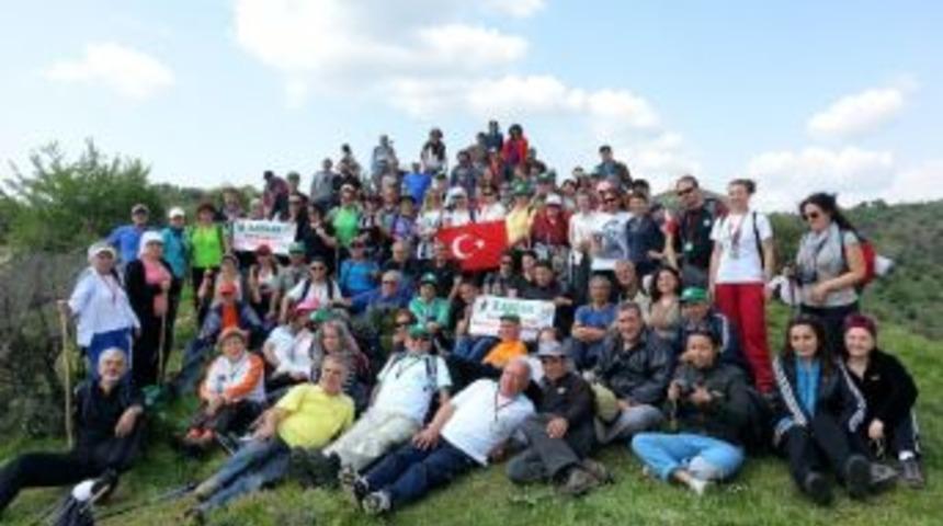 Karşıyakalı Dağcılar, Dikili Nebiler Şelalesi'ne Doğa Y&uuml;r&uuml;y&uuml;ş&uuml; Ger&ccedil;ekleştirdi