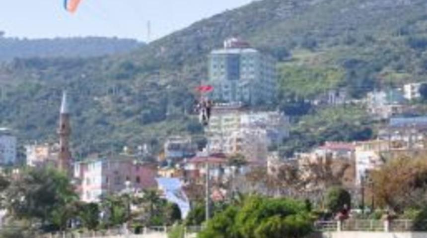 S&uuml;nnet Kıyafetleriyle G&ouml;ky&uuml;z&uuml;nde U&ccedil;tular