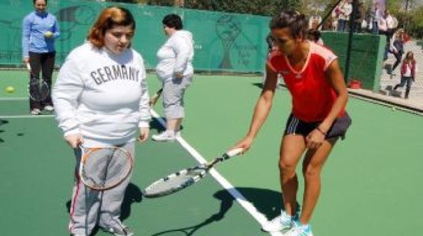 Milli Tenis&ccedil;ilerden &Ouml;zel &Ccedil;ocuklara Tenis Dersi