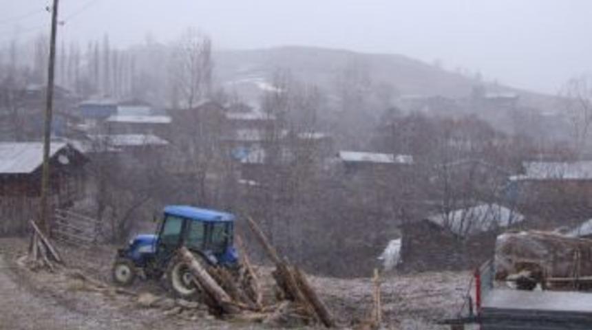 Artvin&rsquo;in Şavşat İl&ccedil;esinde Kar Yağışı