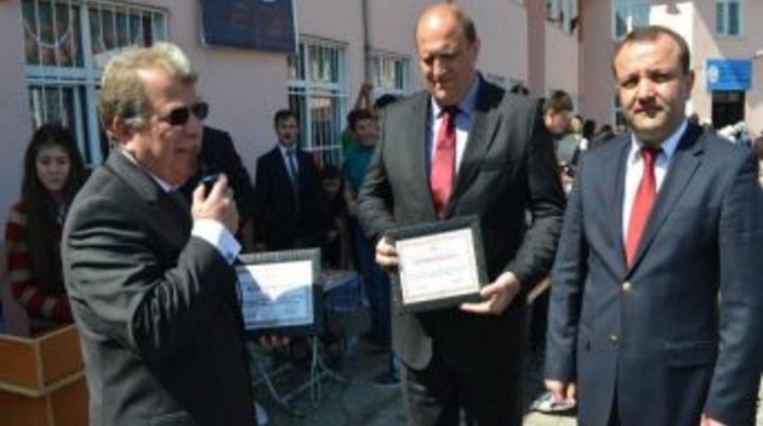 Alaplı&rsquo;da Eğitime Katkı Sağlayan İş Adamlarına Plaket
