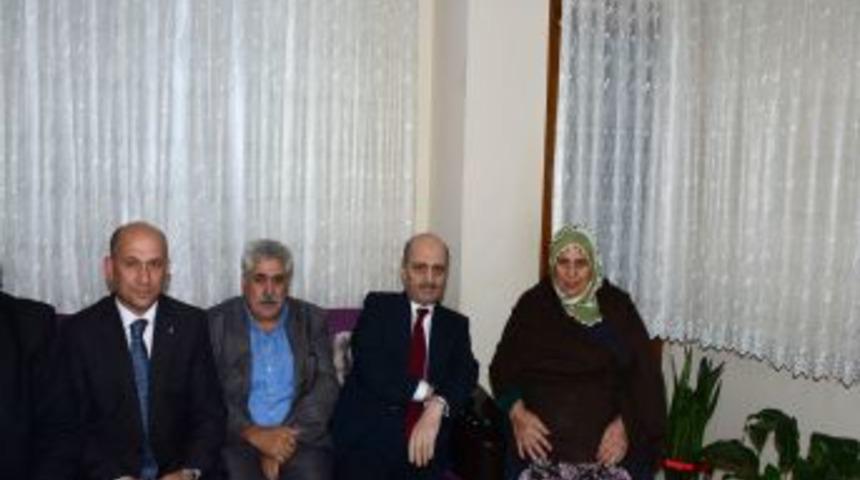 Bakan Bayraktar, Şehit Ailesini Ziyaret Etti