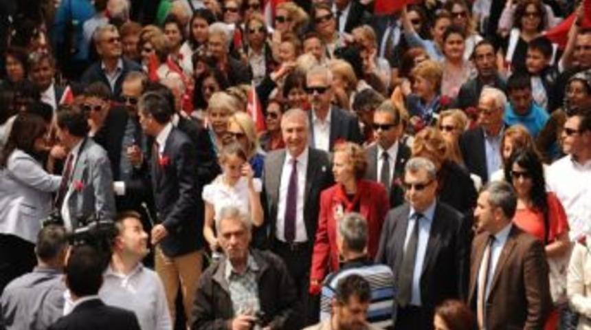 Karşıyaka&rsquo;daki Bayram Coşkusuna Muhteşem Final