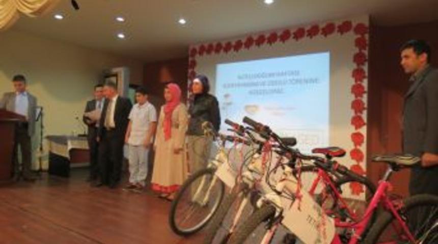 'S&ouml;ke O'nu Okuyor' Bilgi Yarışmasının &Ouml;d&uuml;lleri Dağıtıldı