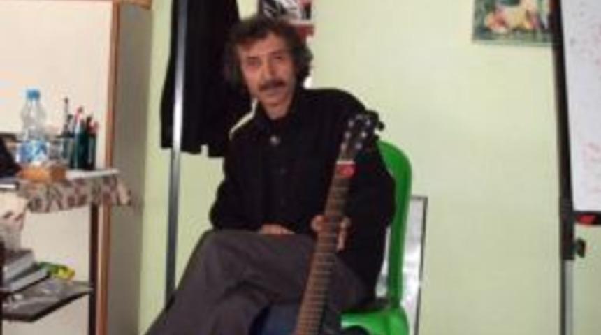 Sanat&ccedil;ı Hurşit &Ccedil;akır, M&uuml;zik Yapımcılarından Destek Bekliyor