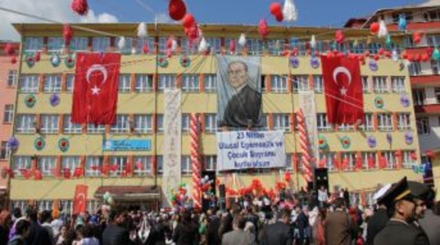 Rize&rsquo;de Yağmur Nedeni İle Ertelenen 23 Nisan Kutlamaları Bug&uuml;n Ger&ccedil;ekleştirildi