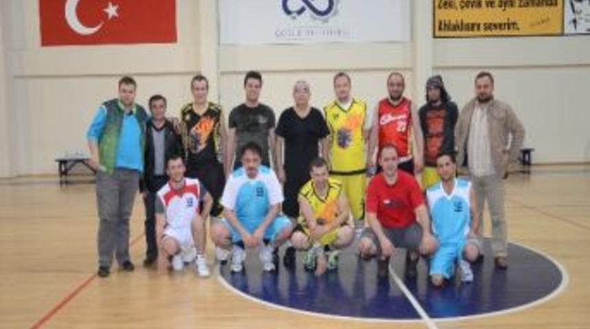 Başkan Baysan Gazetecilerle Basket Ma&ccedil;ında Ter D&ouml;kt&uuml;