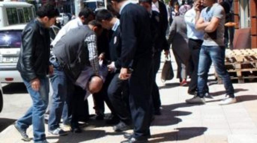 Bankalara Girerek K&uuml;f&uuml;r Eden Şahıs Yakalandı