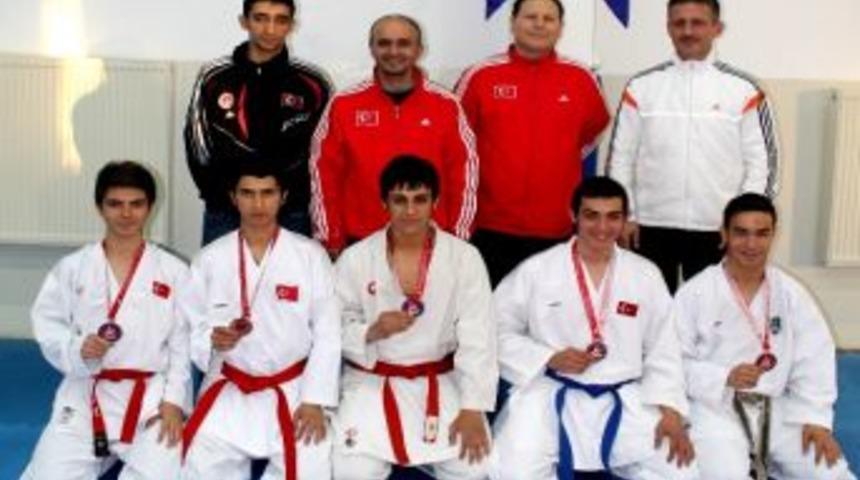 Karateciler 5 Madalya İle D&ouml;nd&uuml;