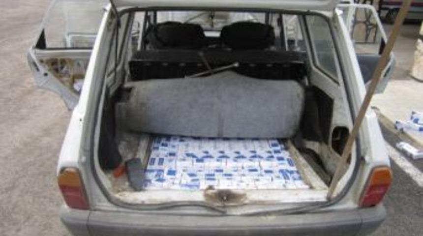 Otomobilin Farlarına Bile Ka&ccedil;ak Sigara Gizlediler