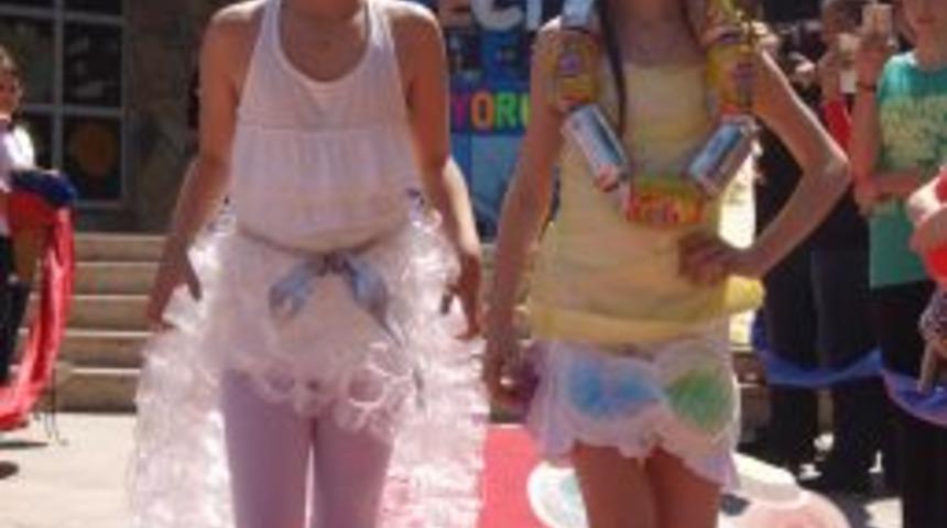 Minikler Atıklardan Yaptıkları Elbiseleri Defilede Sergiledi