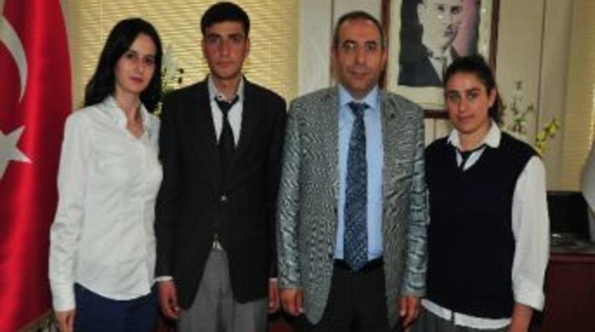 Lise &Ouml;ğrencileri Rekt&ouml;r Prof. Dr. Battal&rsquo;la R&ouml;portaj Yaptı