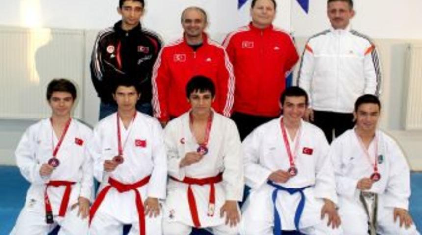 Bursalı Karateciler 5 Madalya Ile D&ouml;nd&uuml;