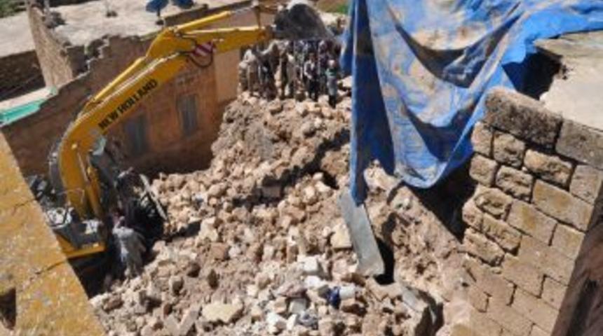 Midyat&rsquo;ta Tarihi Ev Yıkıldı, Facianın Eşiğinden D&ouml;n&uuml;ld&uuml;