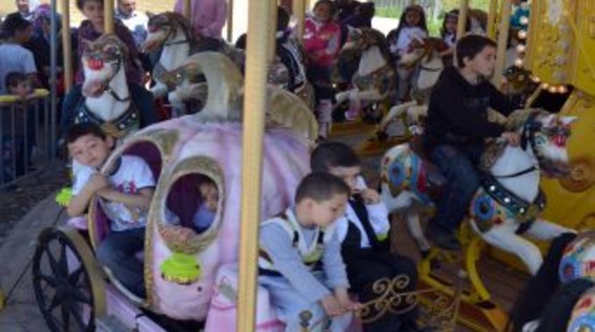 Kazan Belediyesi, &Ccedil;ocuklara Lunapark Hediyesi