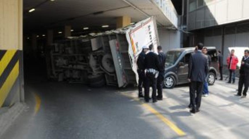 Hızını Alamayan Kamyonet, Ticari Aracın &Uuml;zerine Devrildi
