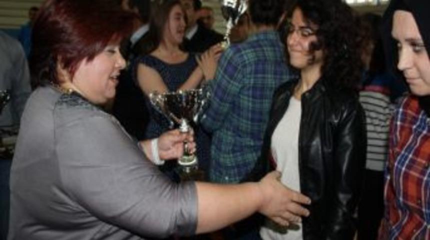 Er&uuml; Spor Şenliğinde Dereceye Girenler &Ouml;d&uuml;llendirildi