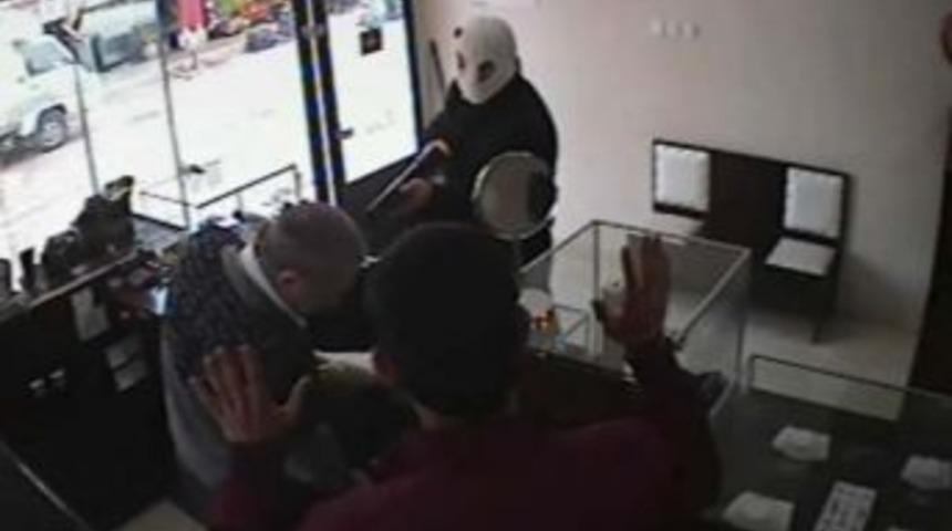 Pompalı Tüfek Ve Kar Maskeli Soygun Saniye Saniye Kaydedildi