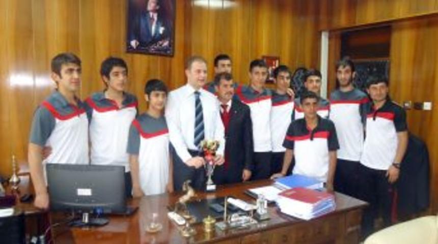 Muş Lalezar Spor'un Gen&ccedil;leri Voleybolda B&ouml;lge Birincisi Oldu