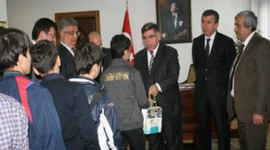 Azeri &Ouml;ğrenciler Vali Adnan Yılmaz&rsquo;ı Ziyaret Etti