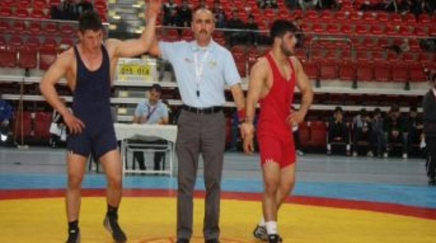 Akhisar Belediyesporlu Ali Cengiz, G&uuml;reş&rsquo;te T&uuml;rkiye Şampiyonu