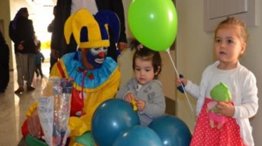 Devlet Hastanesinde &Ccedil;ocuklara Şenlik