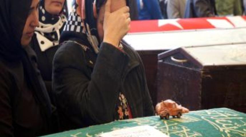 &Ccedil;in'de &Ouml;len Minik Burak, Memleketinde Toprağa Verildi