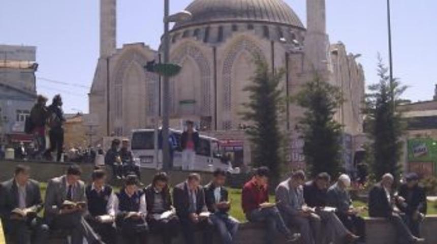 Kitaplarını Alıp Meydanda Toplandılar