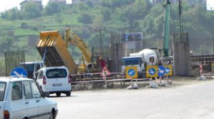 Erdemir K&ouml;pr&uuml;l&uuml; Kavşağı Inşaatı S&uuml;r&uuml;yor