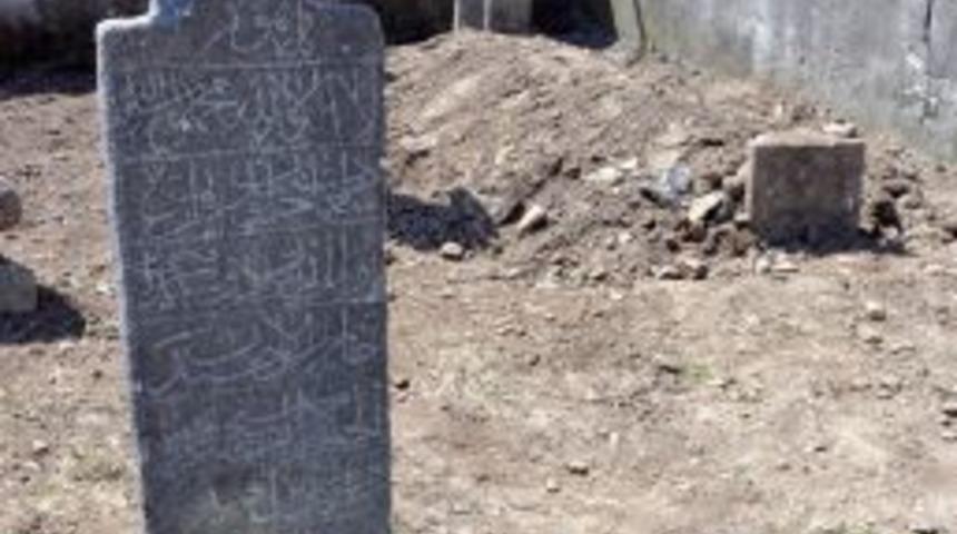 Ergenekon Sanığı, Mezar Taşı &Ccedil;alarken Yakalandı