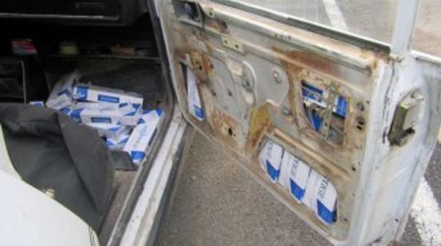 Ka&ccedil;ak Sigarayı Ara&ccedil; Farlarının Arkasına Saklamışlar