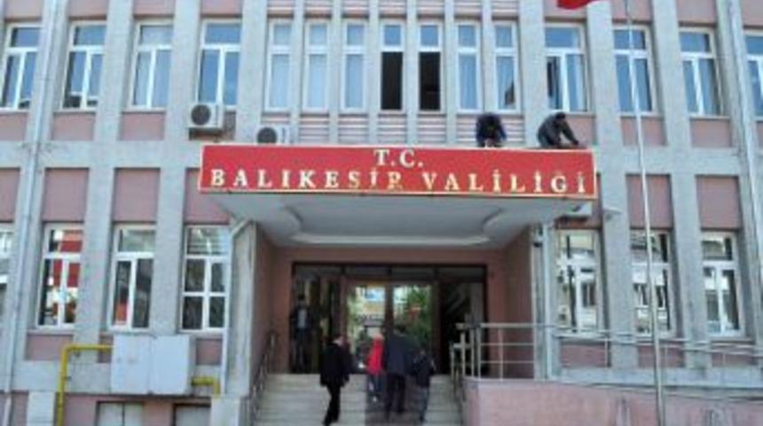 Balıkesir Valiliği'ne 'T.C. Balıkesir Valiliği' Tabelası Asıldı
