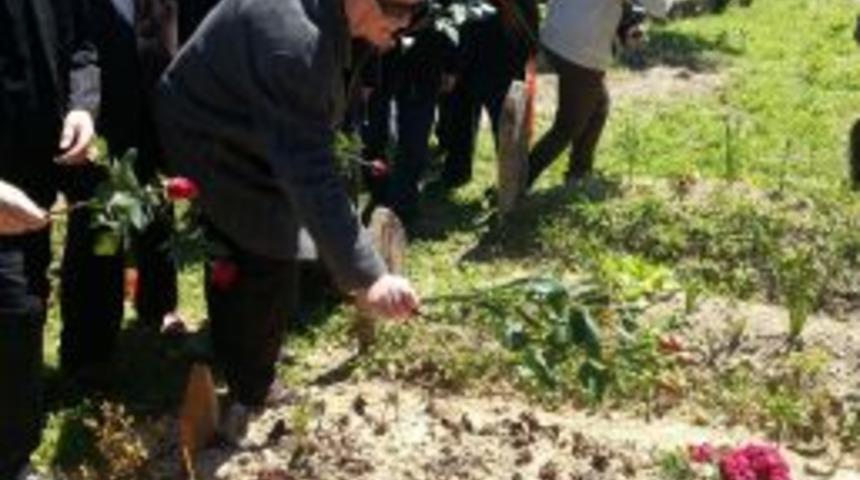 Eski Bakanlardan Şahin&rsquo;in Mezarına Batum&rsquo;dan Toprak Getirdiler
