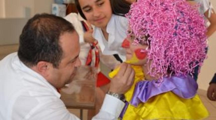 Ad&uuml;, &Ccedil;i&ccedil;ekleri G&uuml;ld&uuml;rd&uuml;