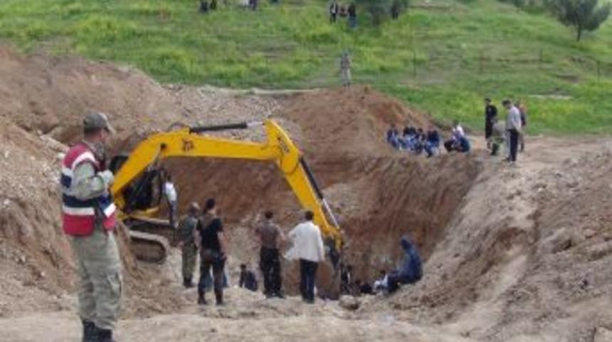 Katarlı K&ouml;y&uuml;nde Yapılan Kazılarda Bazı Kemik Par&ccedil;alarına Ulaşıldı