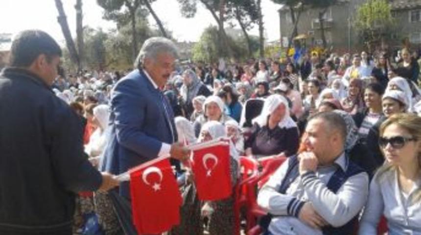 Kaymak&ccedil;ı'da Belediye &Ccedil;ocuklara T&uuml;rk Bayrağı Dağıttı