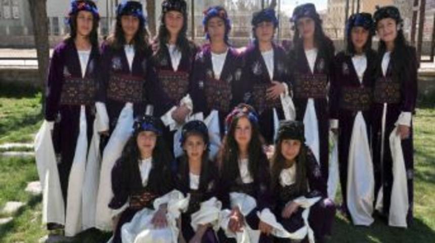 Zey-su'dan Folklor Ekibine Kıyafet Yardımı