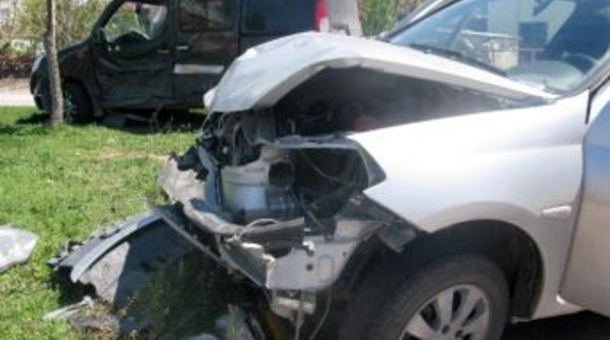 Otomobil İle Kamyonet &Ccedil;arpıştı: 3 Yaralı