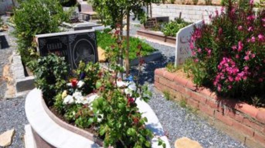 Yabancıların Yanlış Defnedilmesi Iddiasına Papazdan Yalanlama