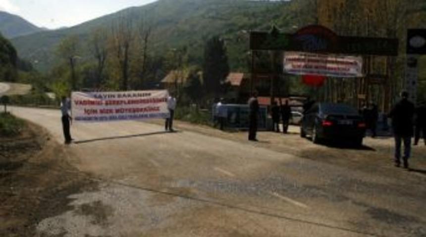 Bakan Bayraktar&rsquo;ın Arabasının &Ouml;n&uuml;n&uuml; Kesip &Ccedil;ay İkram Ettiler